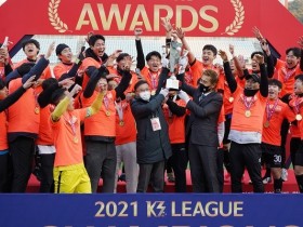 27일 김포FC가 천안종합운동장에서 개최된 ‘2021 K3리그 챔피언 결정전’ 2차전에서 천안시축구단에 승리한후 우승을 축하하고 있다..jpg